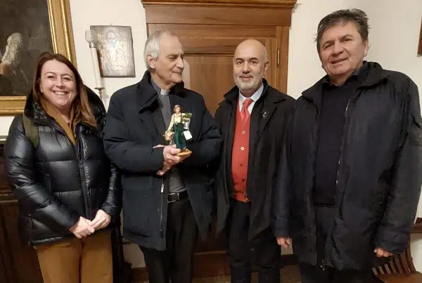 La statuina dell’imprenditrice green donata all’arcivescovo di Bologna Matteo Maria Zuppi